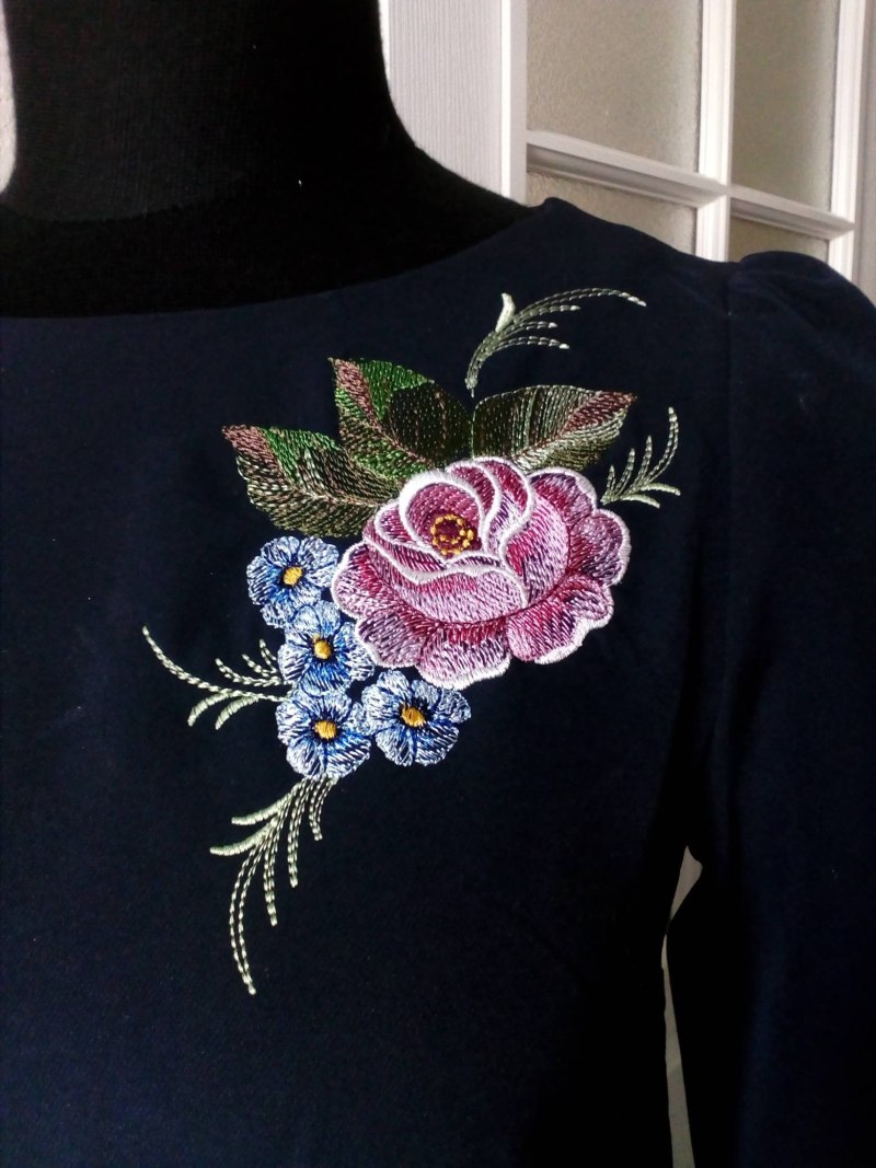 Платье с вышивкой