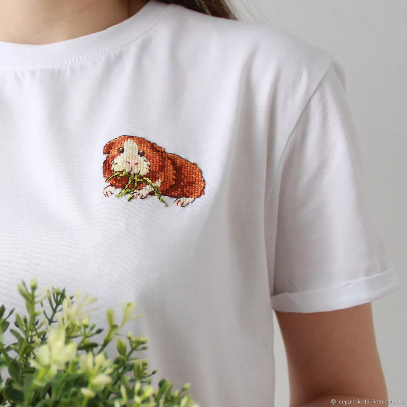 Маленькая вышивка на футболке
