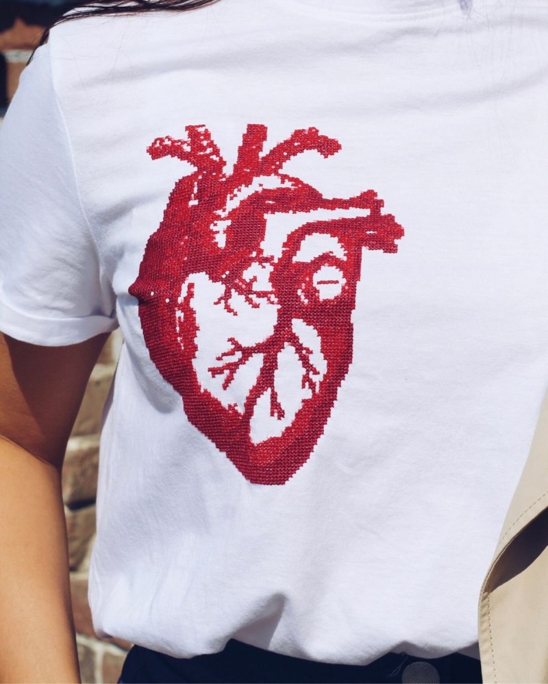 Вышивание на футболке