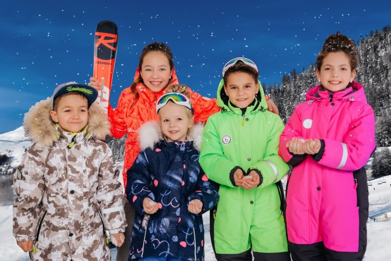 Дети в зимней одежде батик