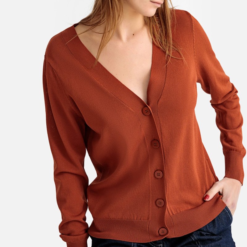 Женская кофта из шерсти на пуговицах