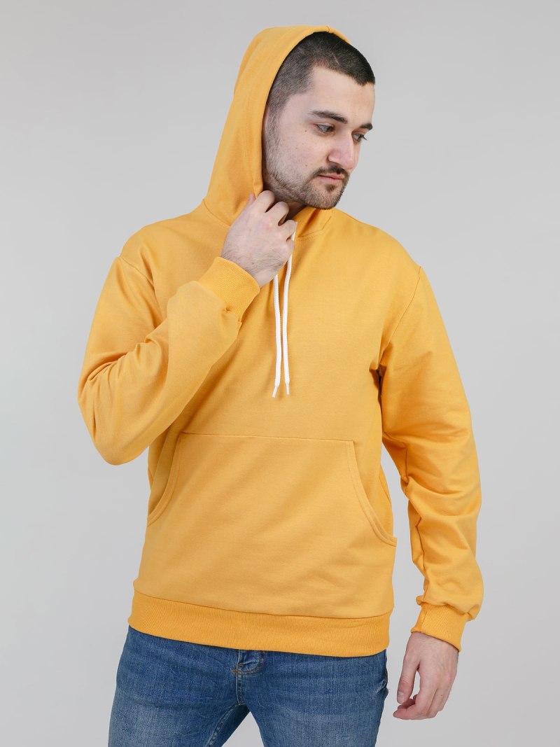 Футболка с капюшоном горчичного цвета