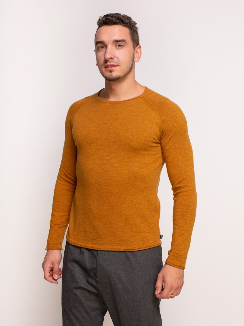 Мужской джемпер горчичного цвета