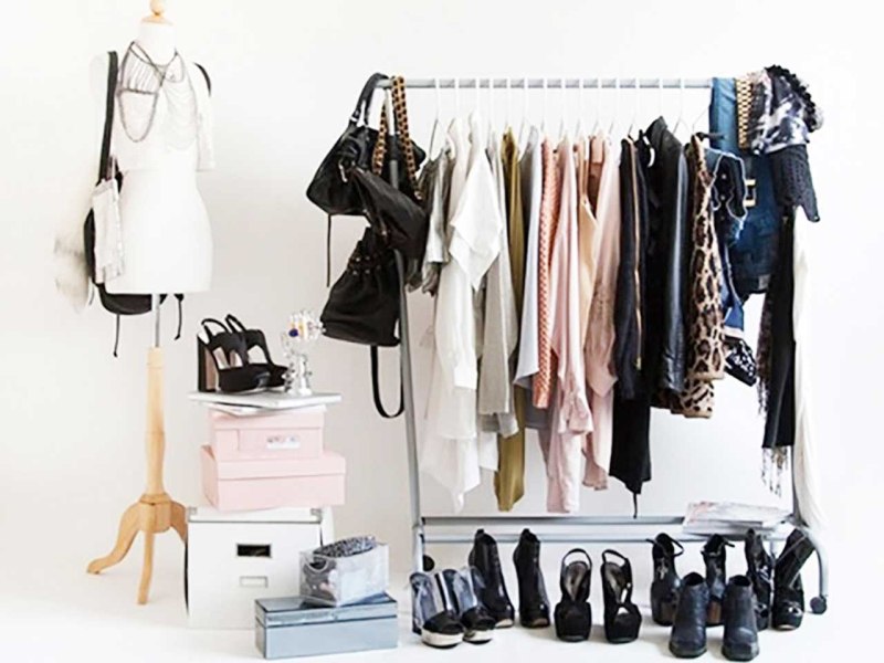 Гардеробная с вещами