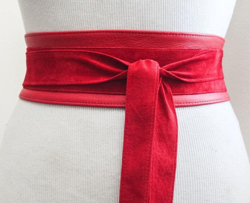 Красивый узел на поясе платья