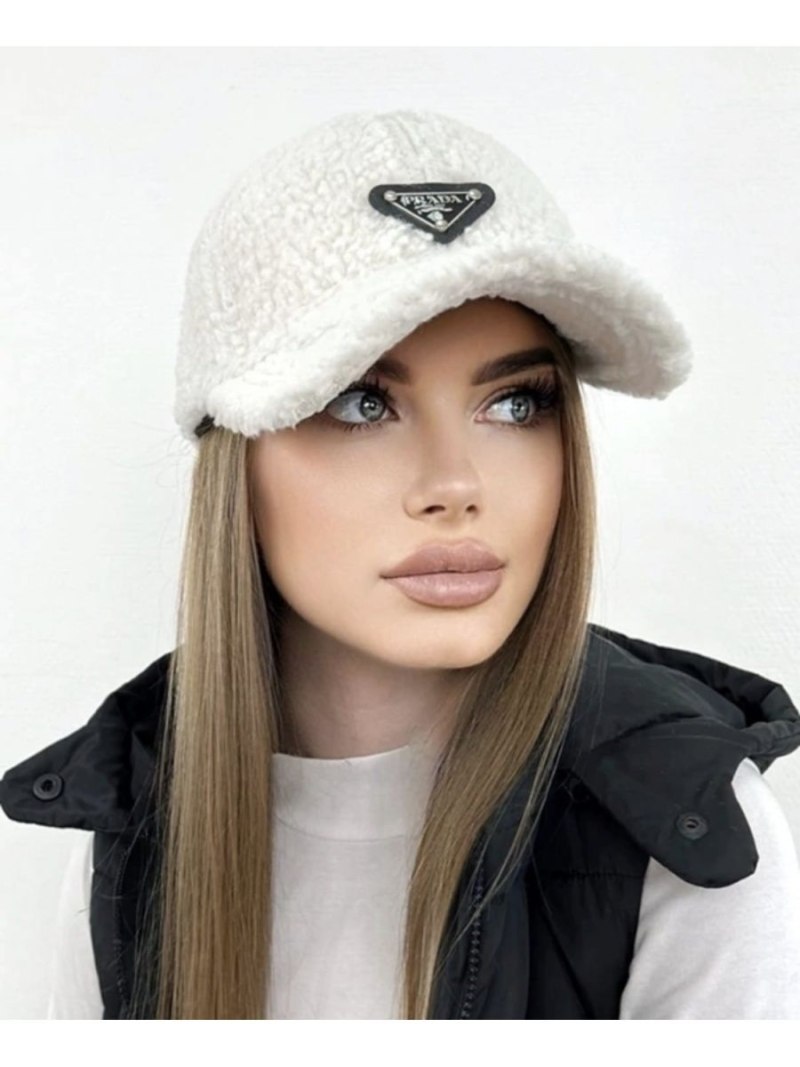 Белая кепка женская меховая