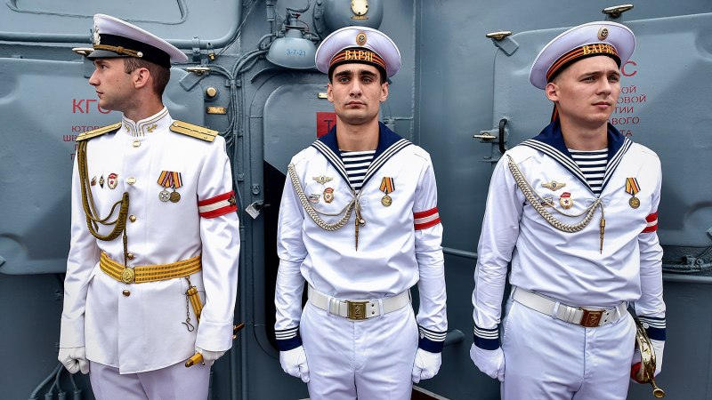 Белая парадная форма ВМФ офицеров РФ
