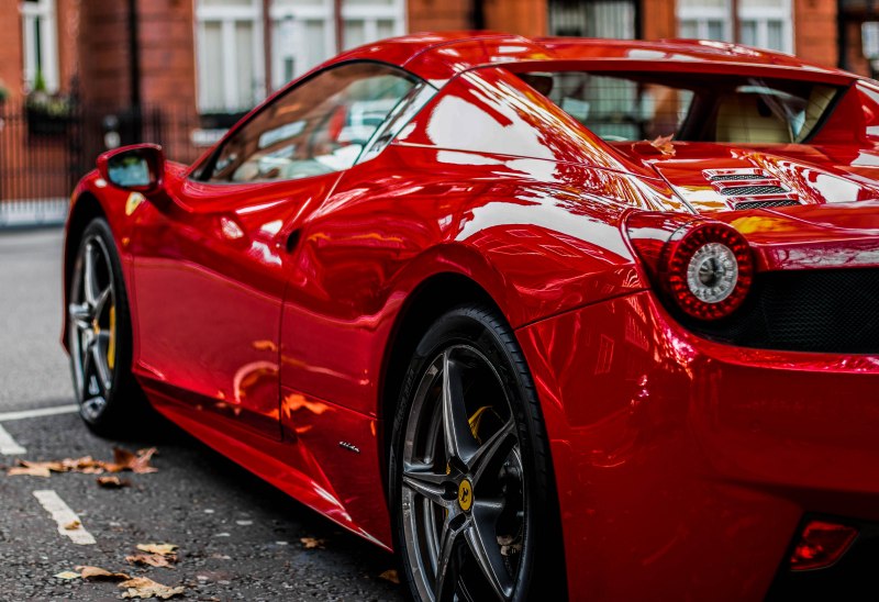 Красная Феррари 458