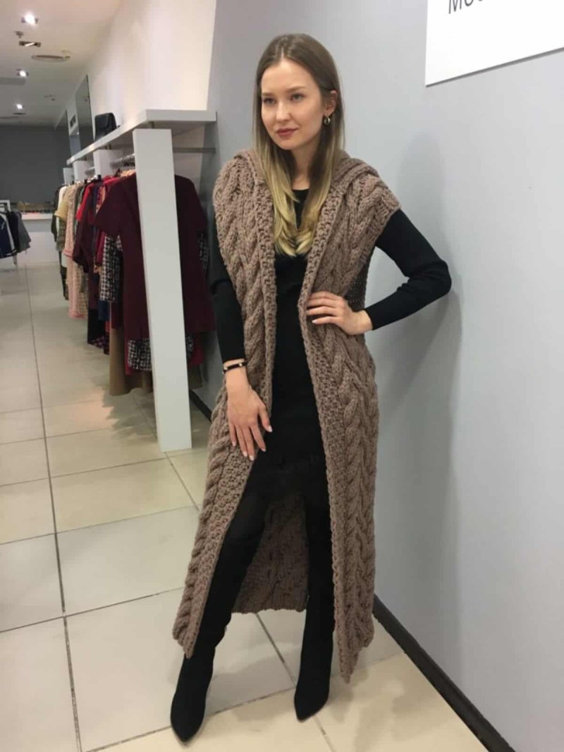 Длинный вязаный жилет