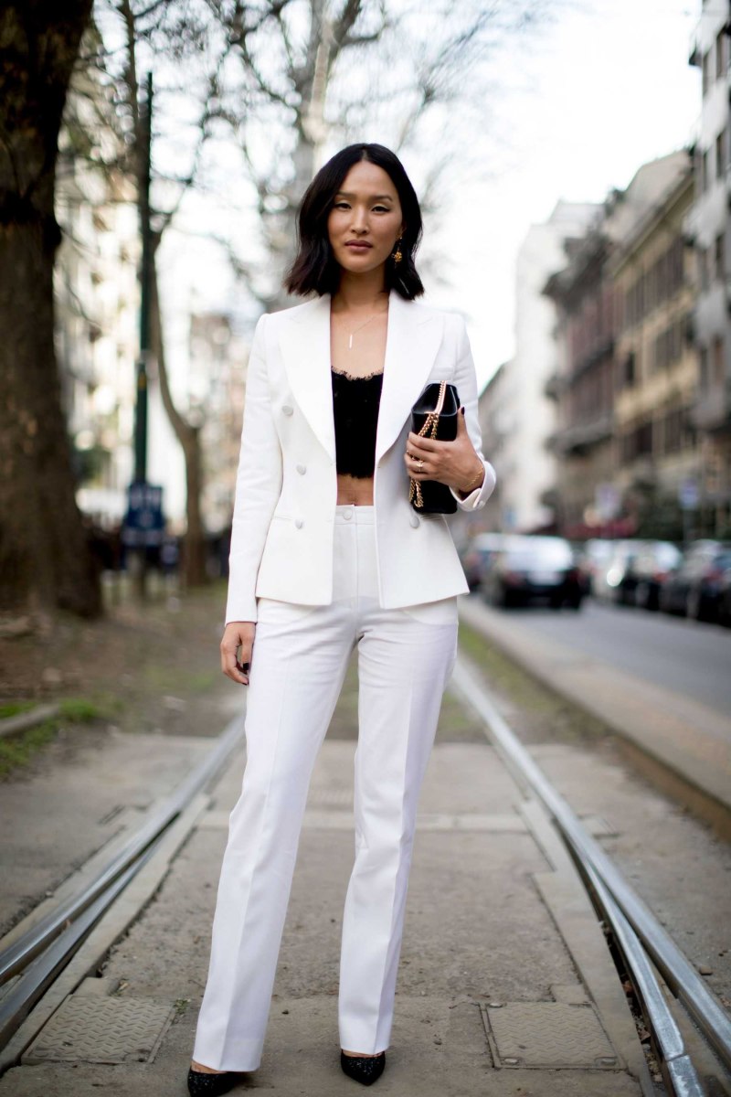 Черно белый брючный костюм женский