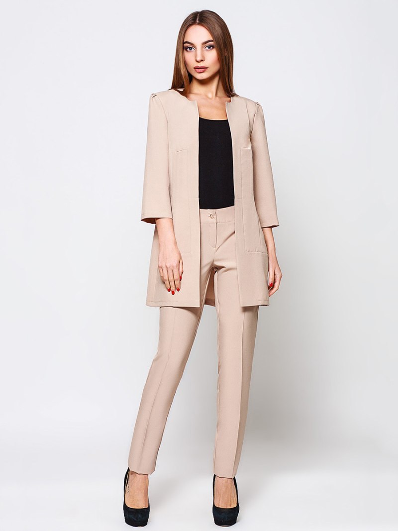 Бежевый брючный костюм женский