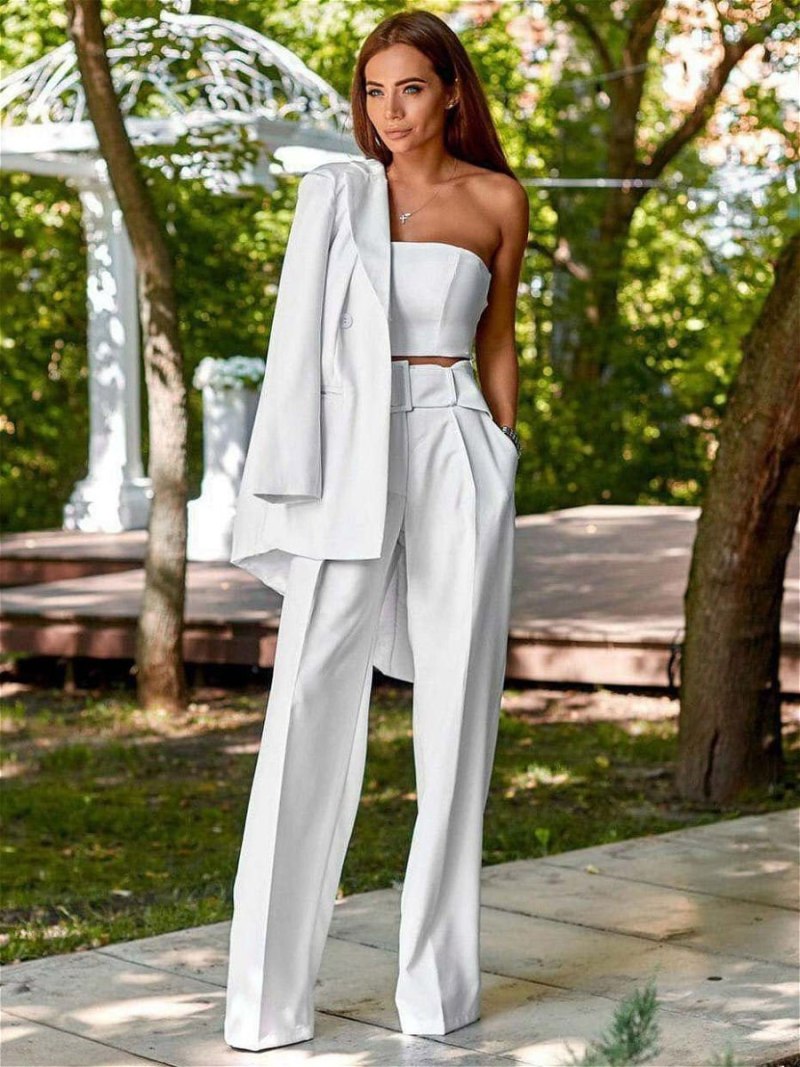 Брючный костюм с брюками палаццо