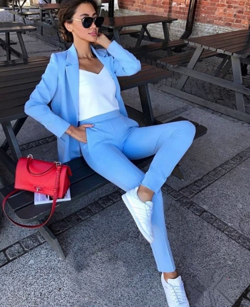 Брючный костюм женский с кроссовками