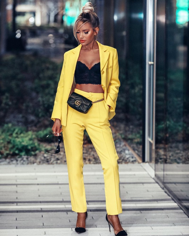Жёлтый костюм женский брючный