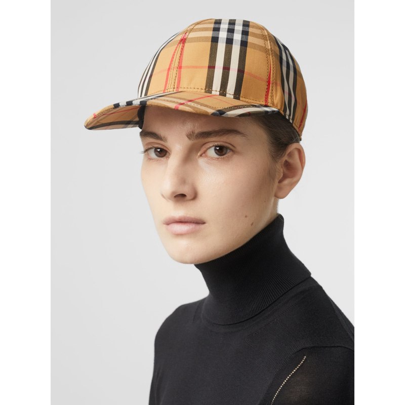 Og Buda в кепке Burberry