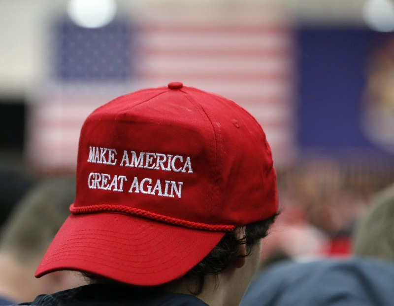 Дональд Трамп в кепке make America great again