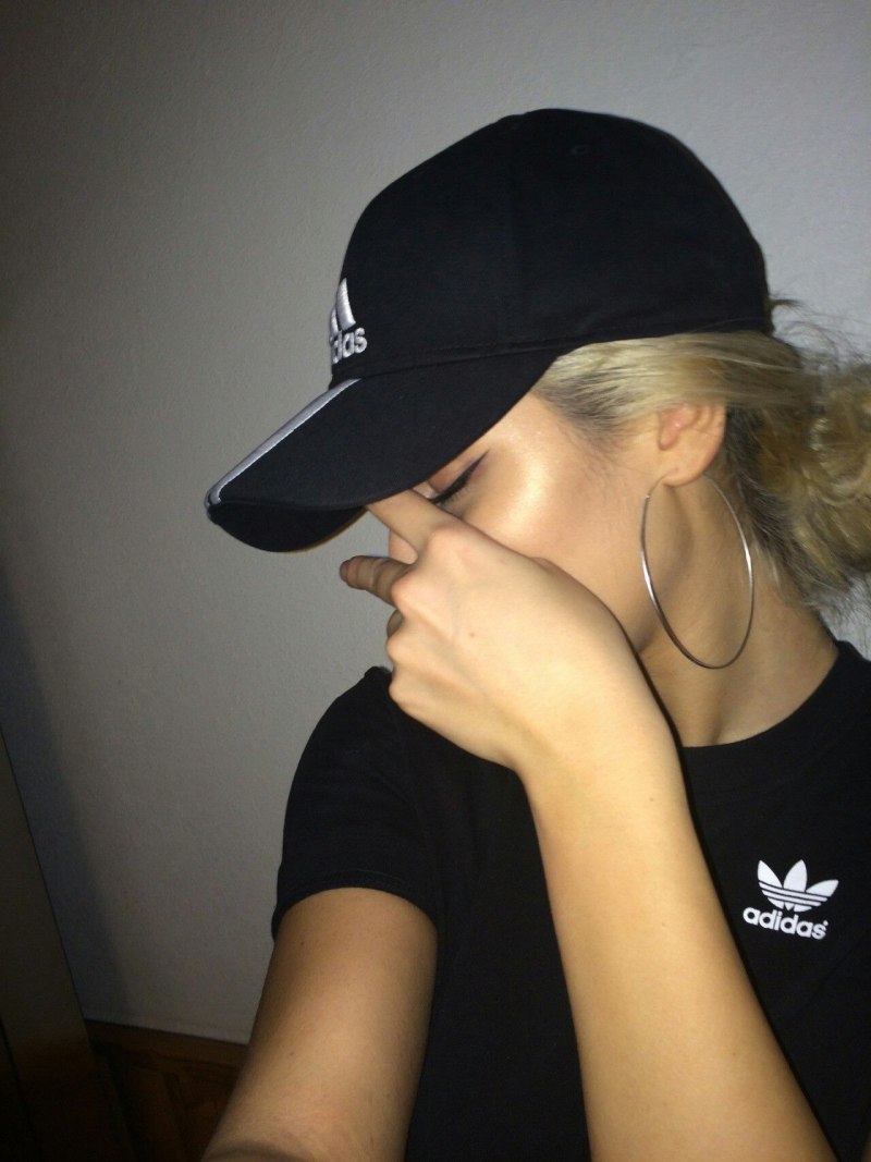 Девушка в кепке