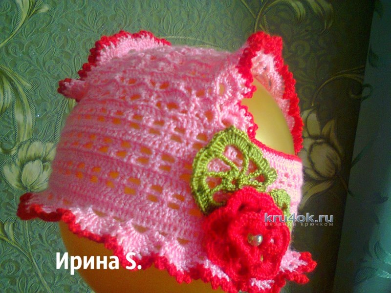 Вязаная панамка с отверстиями для хвостиков
