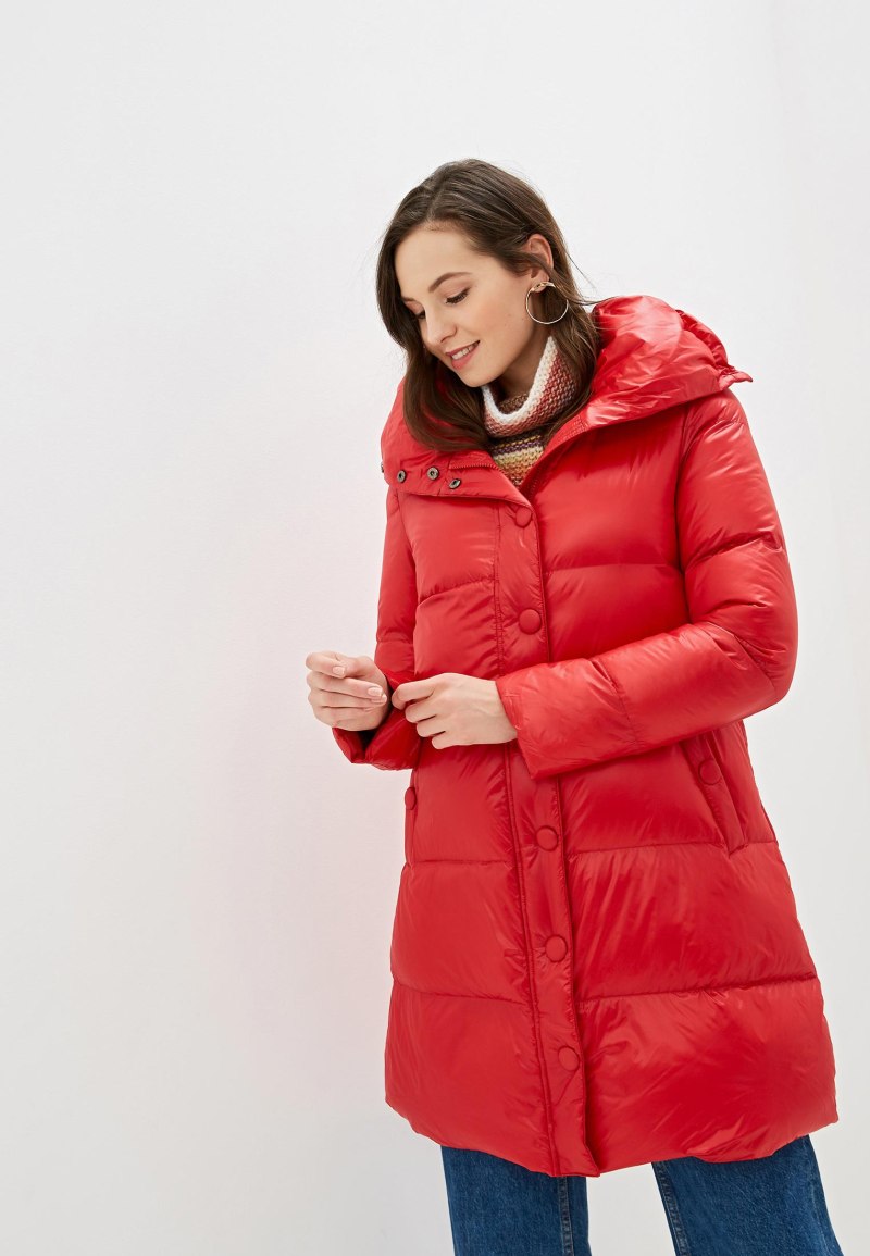 Красный пуховик Benetton