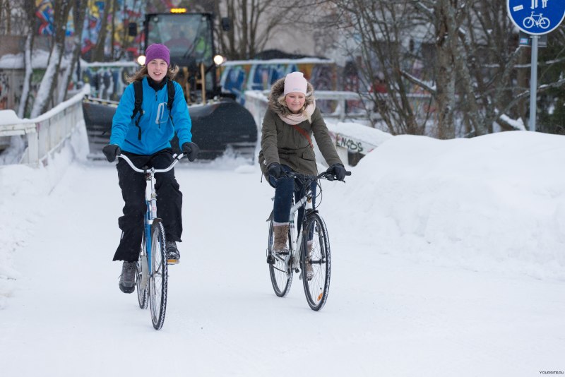Велосипед зимой в городе