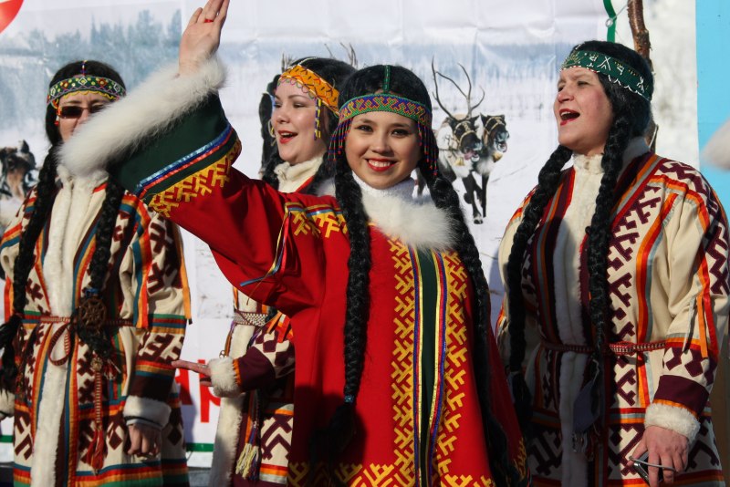 Ханты, манси, ненцы в национальных костюмах