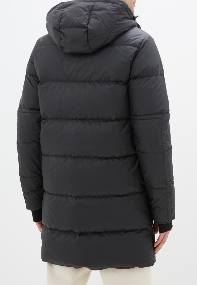 Черный пуховик Lacoste