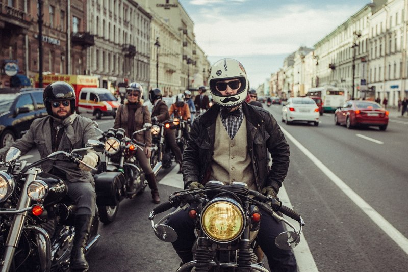 В пиджаке на мотоцикле