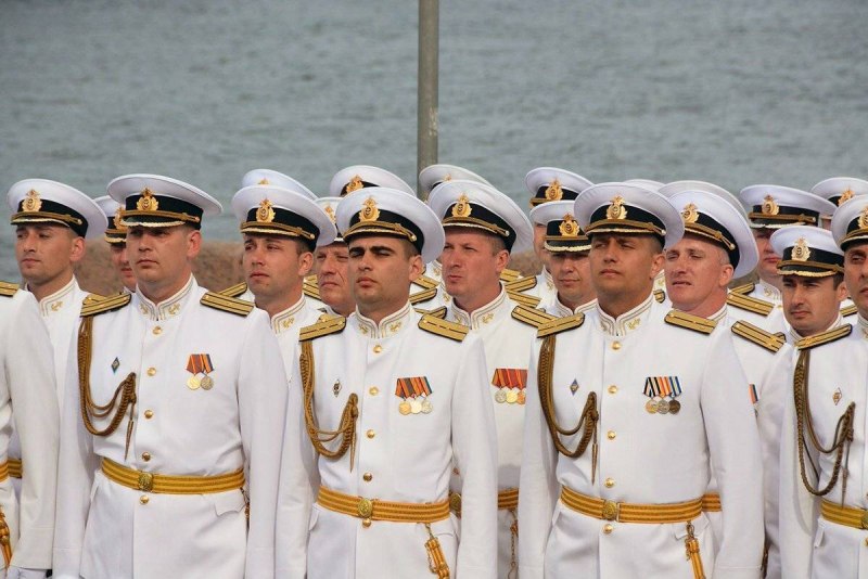 Белая парадная форма ВМФ офицеров РФ