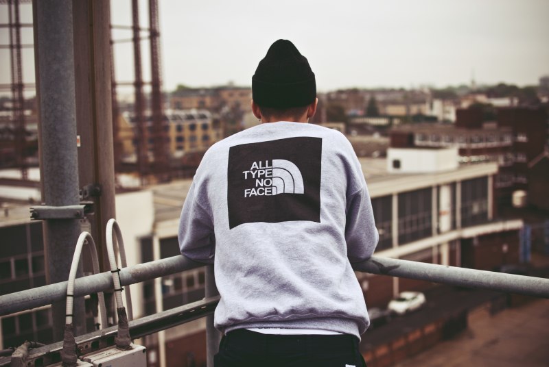 Пацан в the North face
