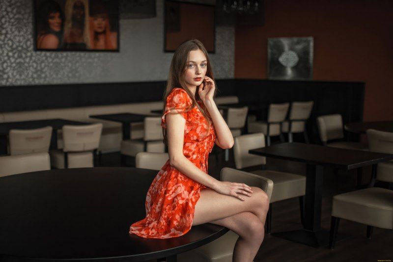 Девушка в платье