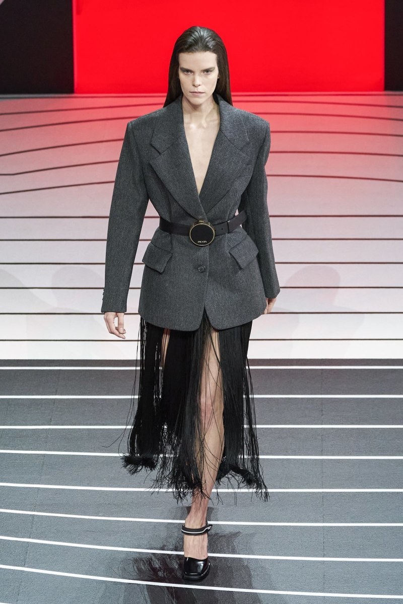 Prada показ 2021 осень зима