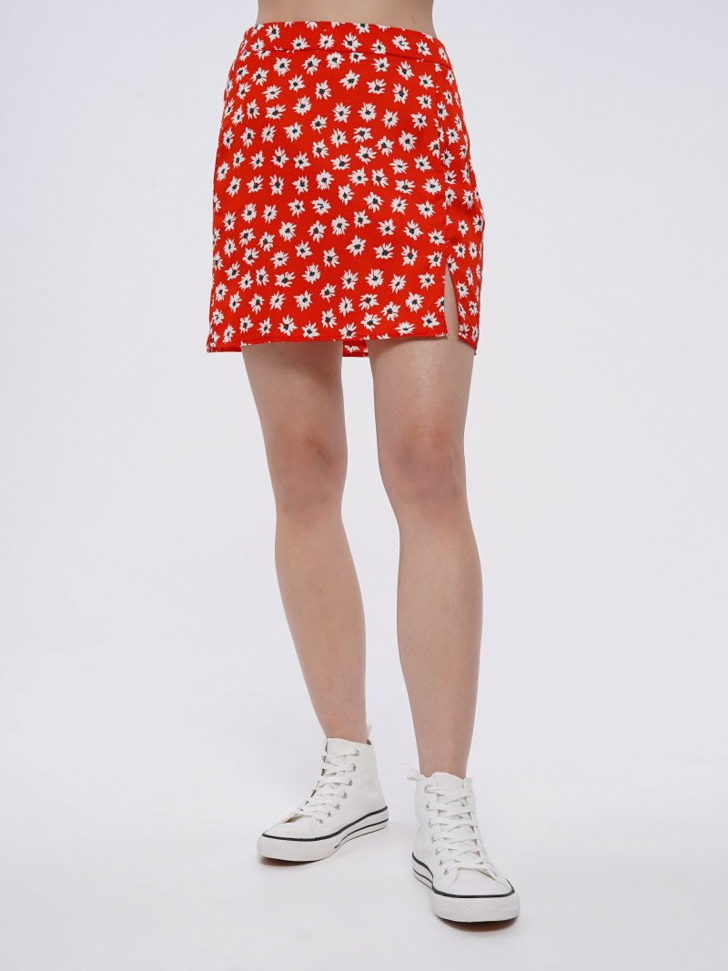 Твоих в юбке