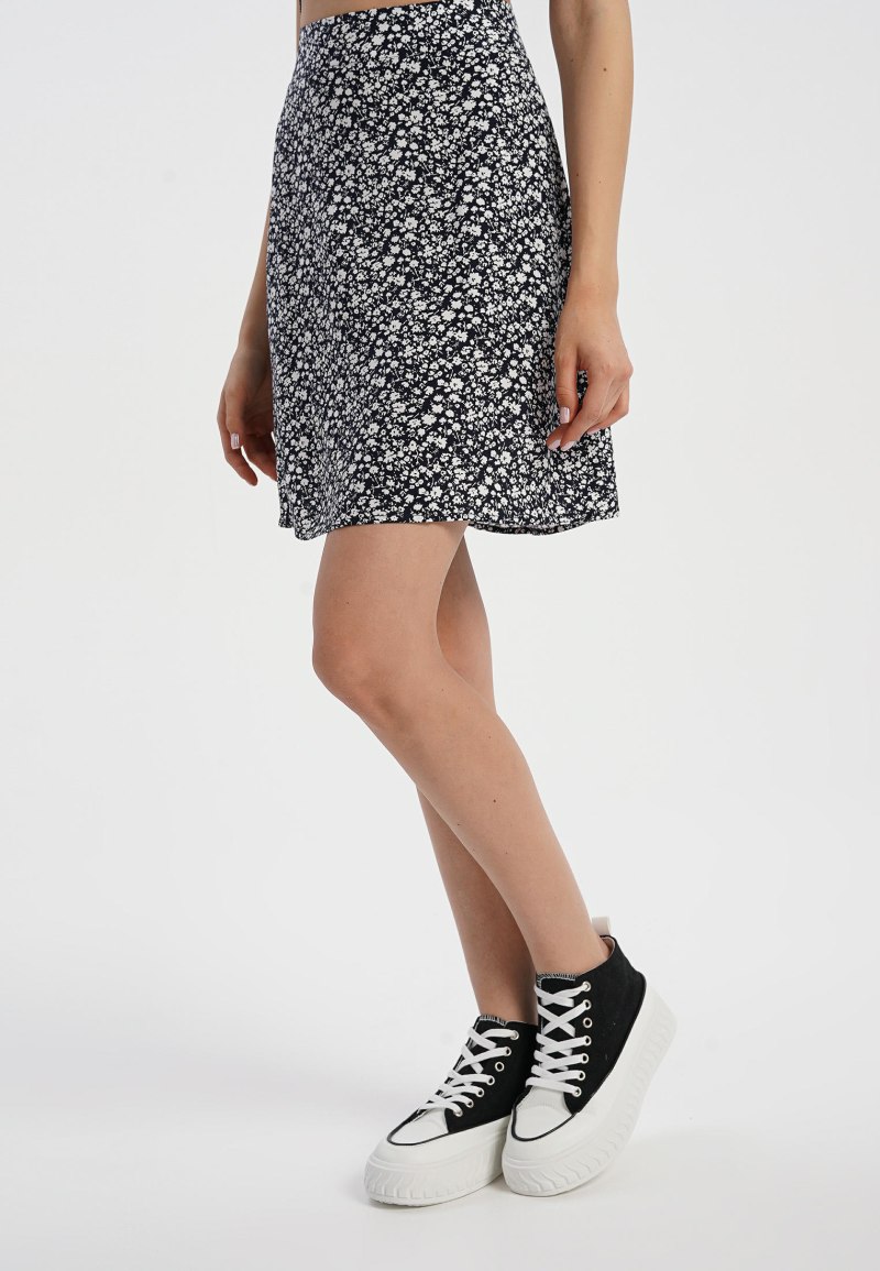 Твоих в юбке