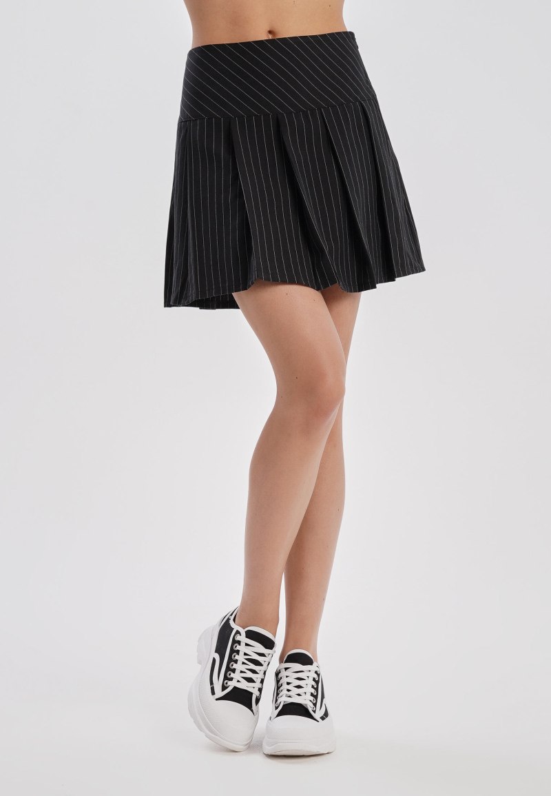 Твоих в юбке