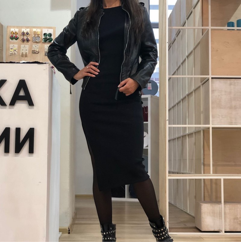 Длинное черное трикотажное платье