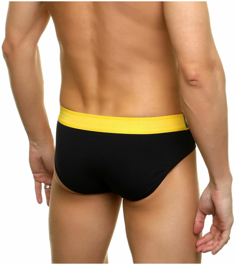 В мужских обтягивающих слипах