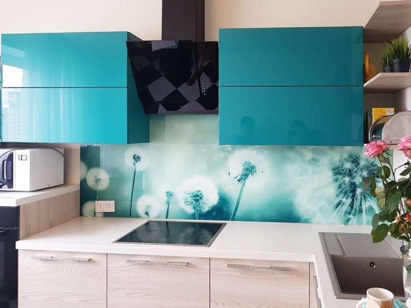 Кухня с цветным фартуком
