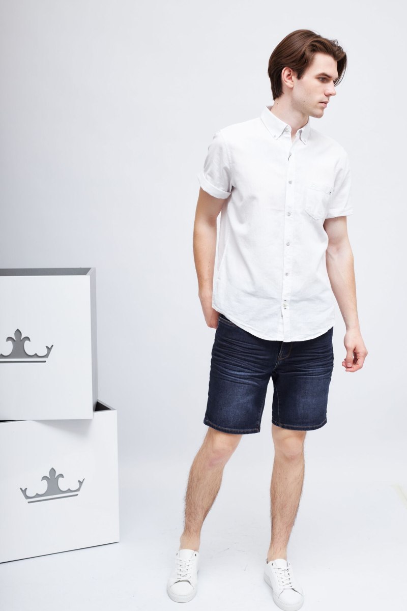 Мужчина в шортах