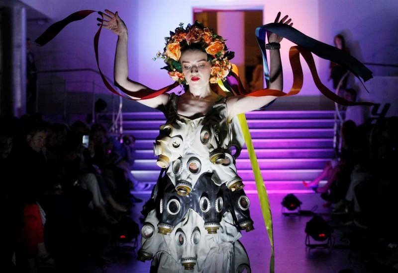 Костюм из мусора