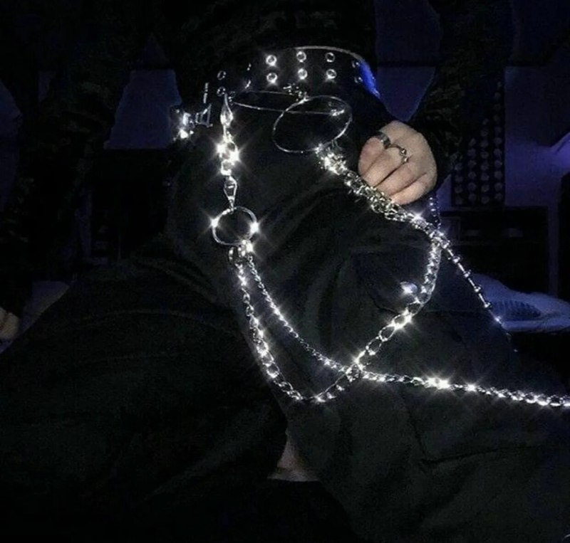 Мужчина в цепях