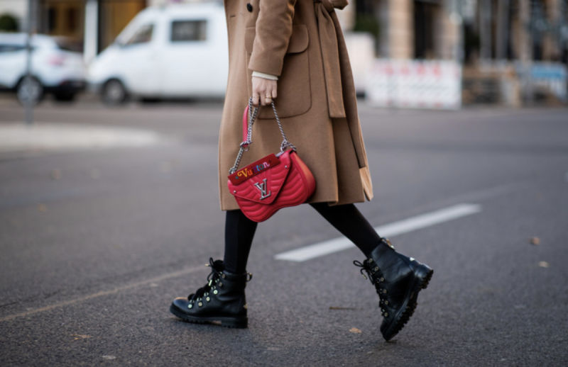 Пальто с грубыми ботинками