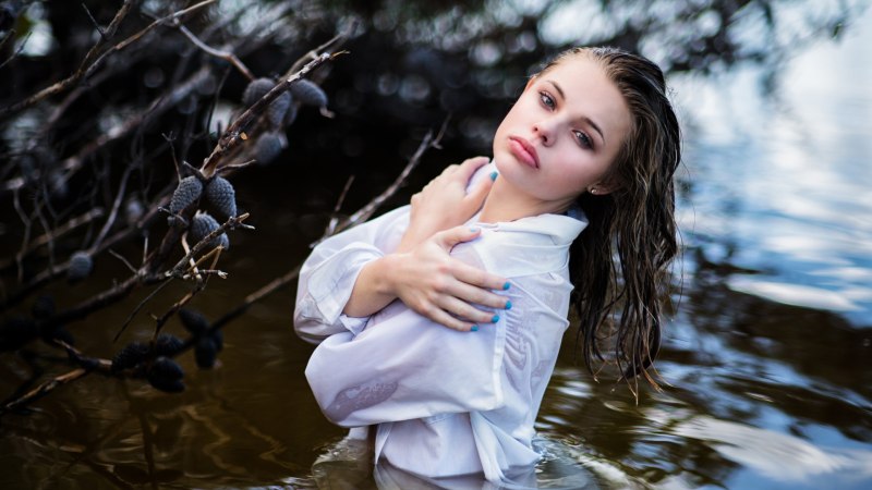 Фотосессия в воде в рубашке