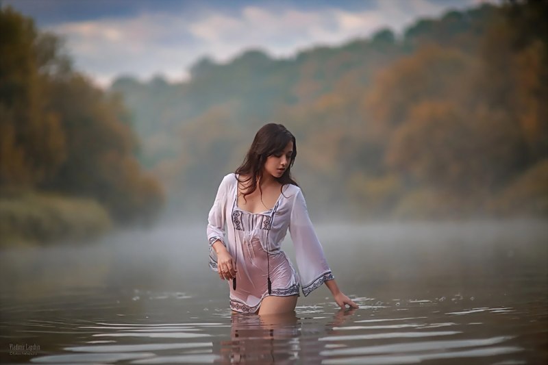 Девушка в воде