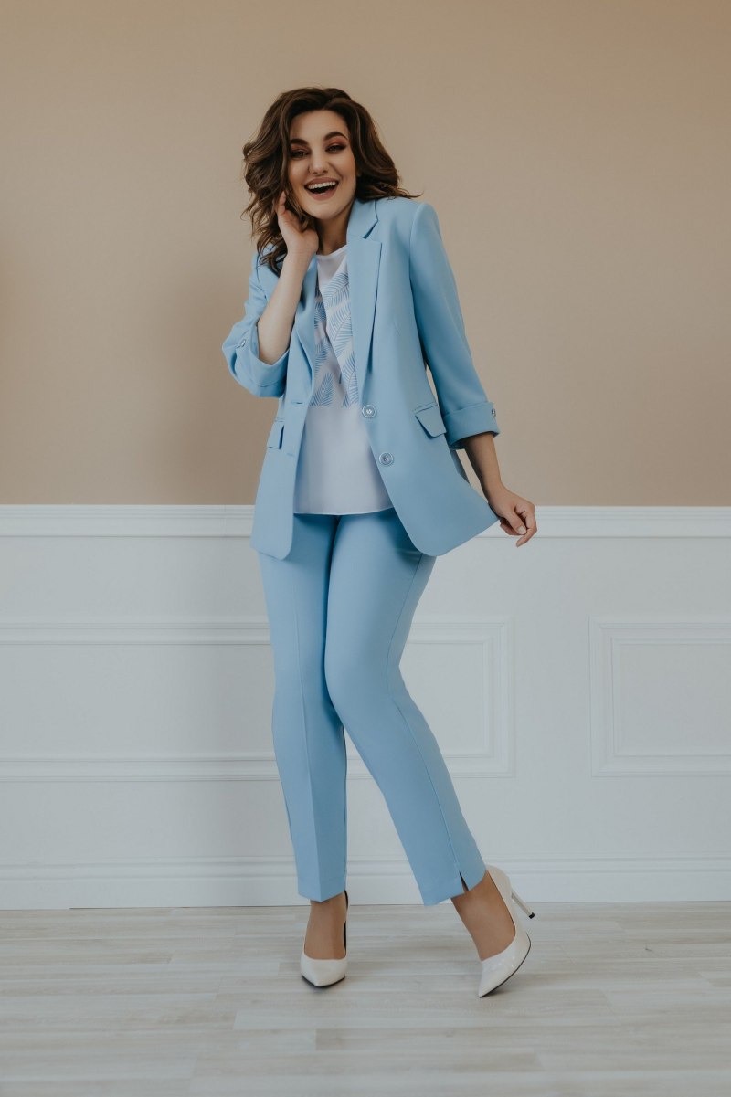 Голубой брючный костюм