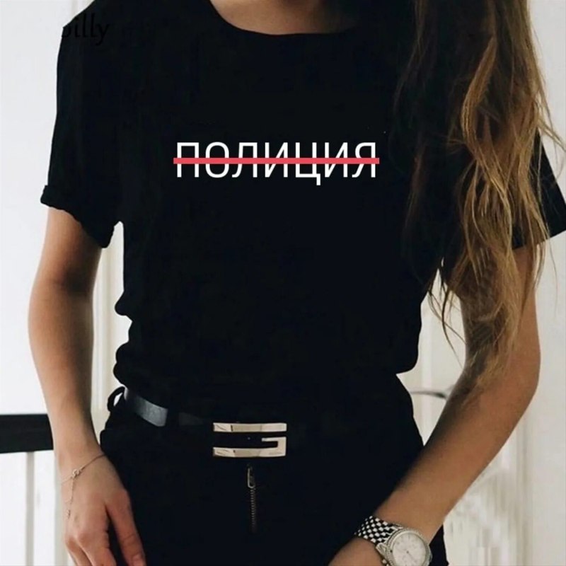Девушка в черной футболке