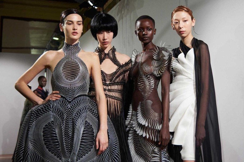 Iris van Herpen платья