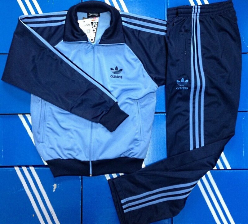 Спортивках adidas 90