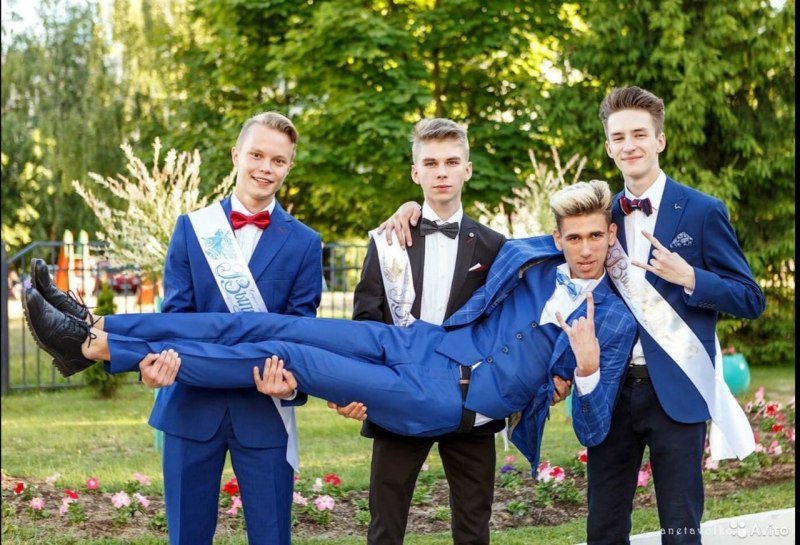 Парни на выпускном