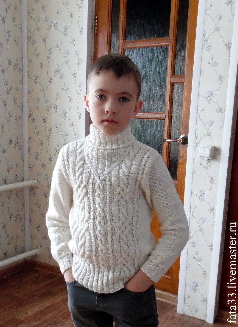 Белый свитер для мальчика