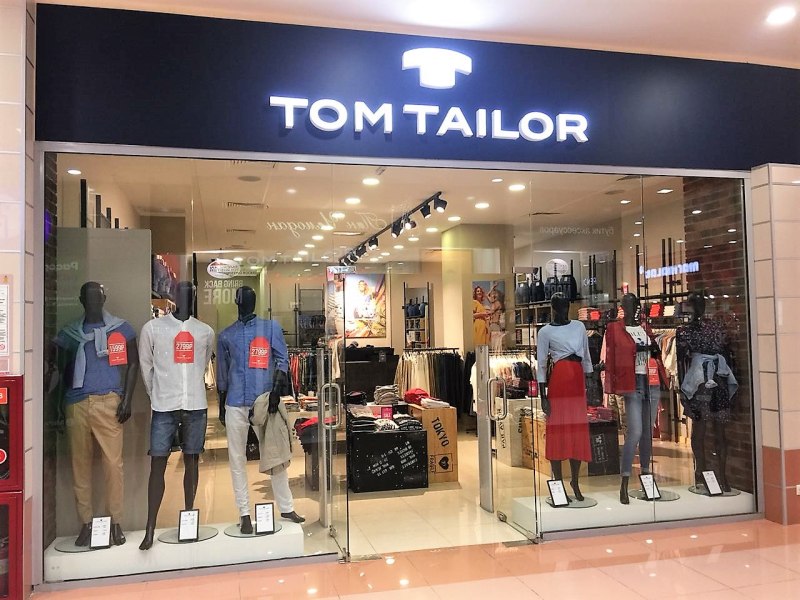 Том в одежде
